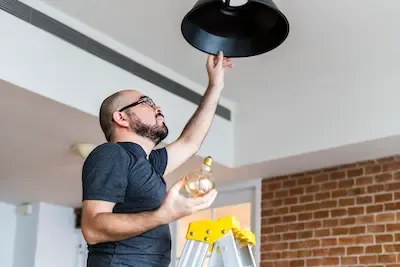 Componenti e strumenti utilizzati per l'installazione di un sistema LED
