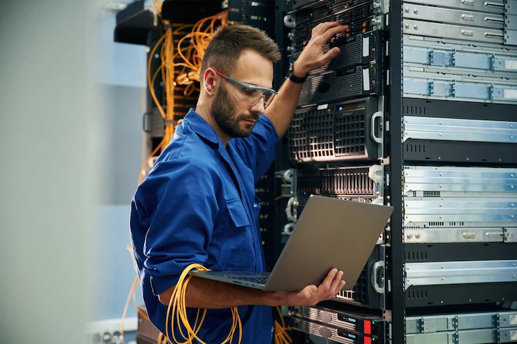 Tecnico aggiorna i componenti di un quadro elettrico datato