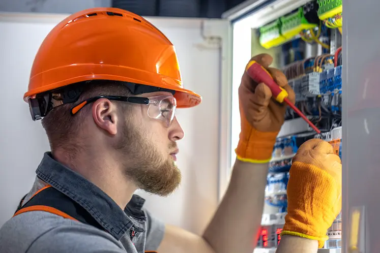 Elettricista al lavoro sulla realizzazione di un nuovo impianto elettrico