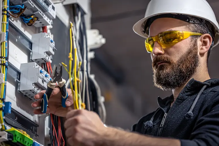 Strumenti professionali per la diagnosi di un corto circuito su impianto elettrico