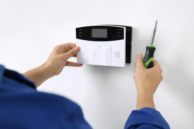 Test di un interruttore salvavita con strumentazione professionale