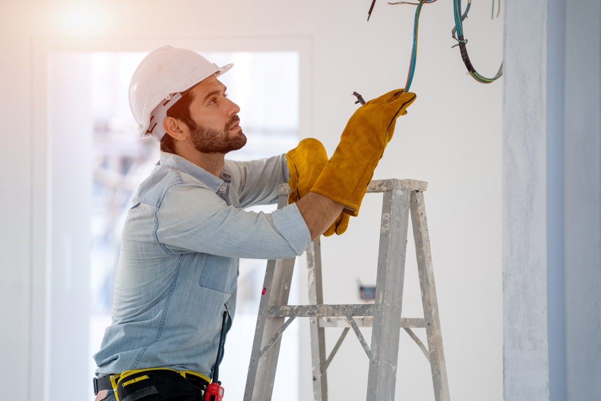 Riparazione di un guasto elettrico su un impianto residenziale