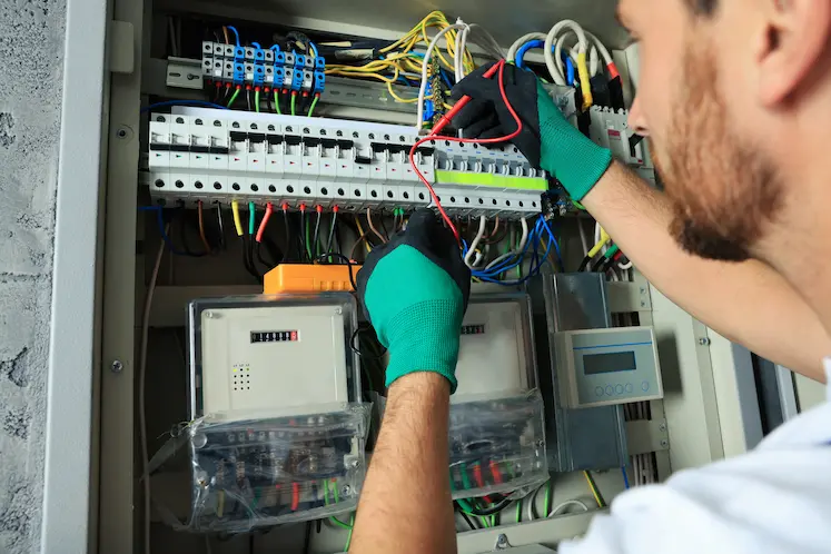 Tecnico al lavoro su un impianto elettrico durante una ristrutturazione